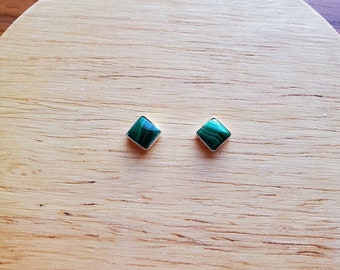 Boucles d'oreilles carrées 5 mm en malachite | Clous d'oreilles en argent sterling avec malachite verte | Clous en malachite | Boucles d'oreilles carrées argentées délicates