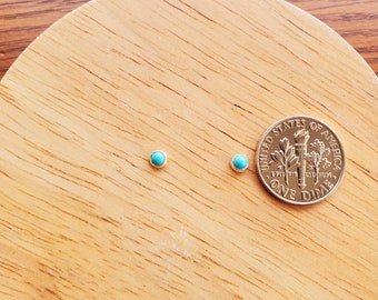 Sierlijke 3 mm kleine turquoise postoorbellen | Super kleine sterling zilveren turquoise oorknopjes | Sterling zilveren hengsten | Kleine turquoise hengsten