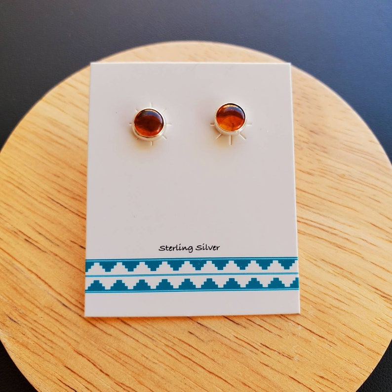 Sierlijke 5 mm Amber Stud Oorbellen Sterling zilveren gele amberkleurige studs Amberkleurige sieraden Zilveren post oorbellen Dagelijkse oorbellen Amber berichten afbeelding 1