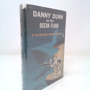 Danny Dunn on the Ocean Floor (A Young Pioneer Book) by Jay Williams
