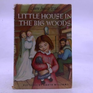 Puede incluir: Portada de libro vintage de "Little House in the Big Woods" de Laura Ingalls Wilder. La portada presenta una ilustración de una niña con un vestido rojo sosteniendo una muñeca, con otras figuras en el fondo. El título y el nombre del autor son visibles.