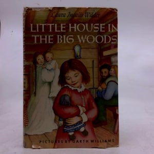Puede incluir: Una portada de libro vintage de "Little House in the Big Woods" de Laura Ingalls Wilder, ilustrada por Garth Williams. La portada presenta a una niña con un vestido rojo sosteniendo una muñeca, con otras figuras en el fondo.