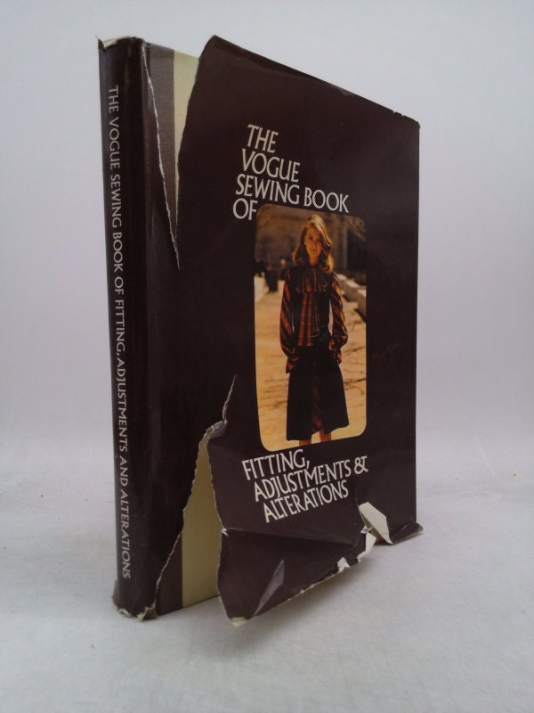The Vogue Sewing Book Hardcover 1975: unknown author: : Books