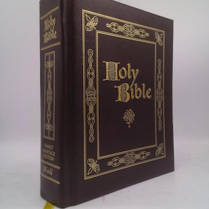 Holy Bible Containing the Old and New Testaments in the Authorized King James Version the Family Heritage Edition With References, Notes,...