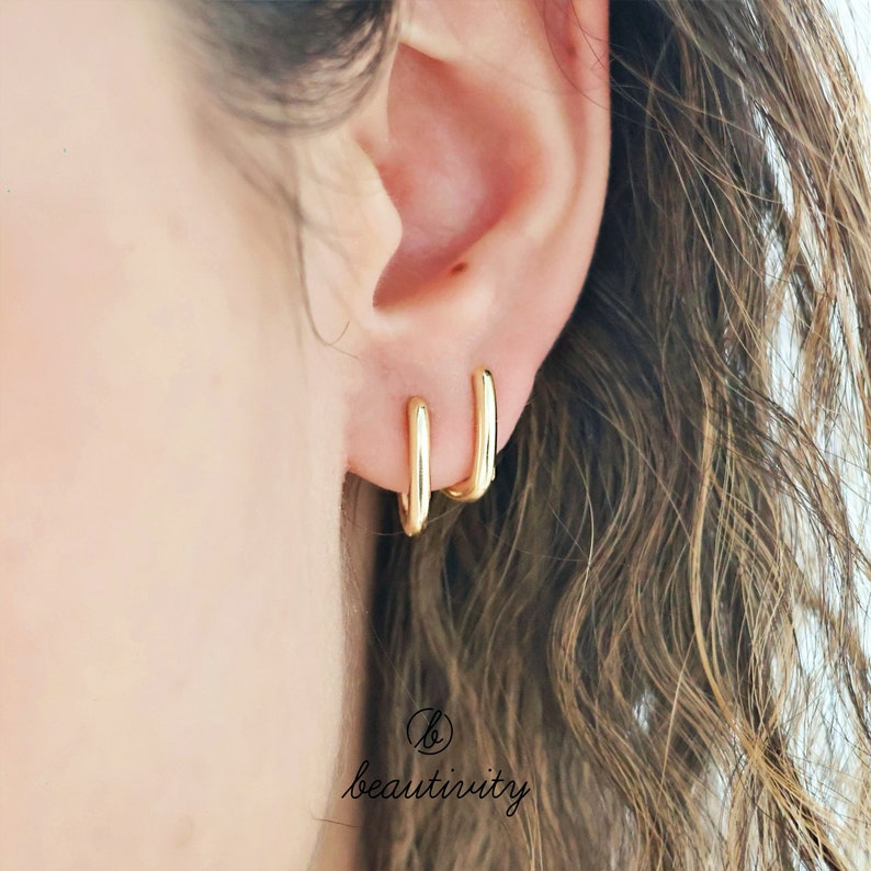 Pendientes de aro ovalados de plata de ley 925. Joyería minimalista de oro y plata. Pendientes Huggie minimalistas. Regalo perfecto para ella EH002. imagen 2