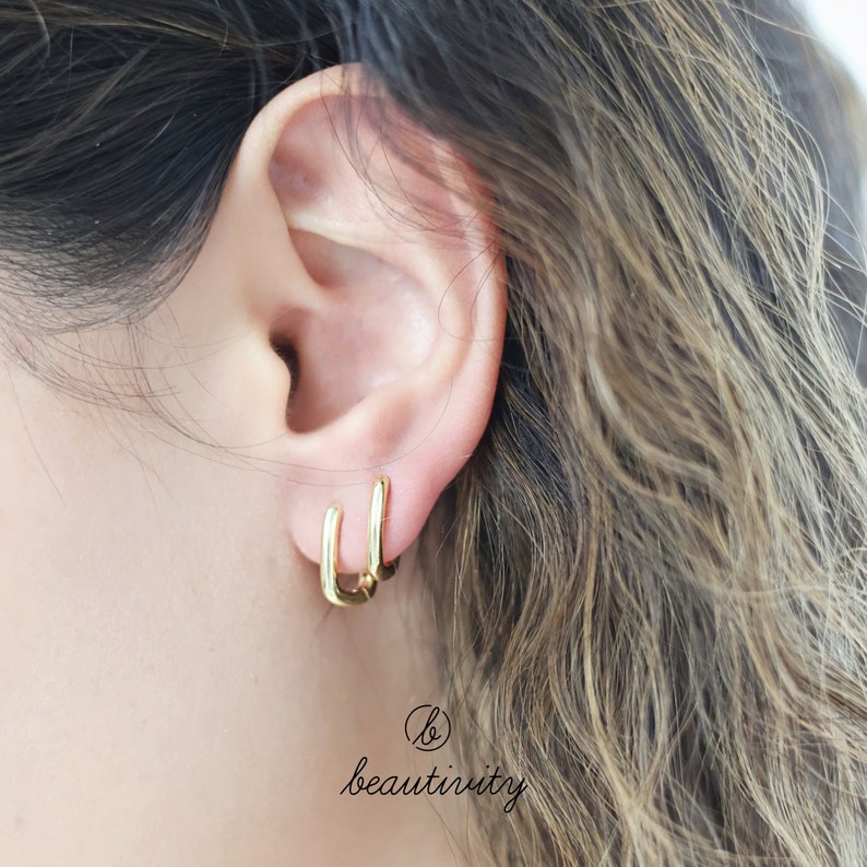 Pendientes de aro ovalados de plata de ley 925. Joyería minimalista de oro y plata. Pendientes Huggie minimalistas. Regalo perfecto para ella EH002. imagen 1