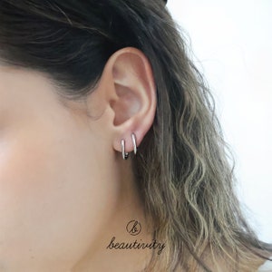 Pendientes de aro ovalados de plata de ley 925. Joyería minimalista de oro y plata. Pendientes Huggie minimalistas. Regalo perfecto para ella EH002. 1 Pair-> Silver