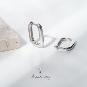 Pendientes de aro ovalados de plata de ley 925. Joyería minimalista de oro y plata. Pendientes Huggie minimalistas. Regalo perfecto para ella EH002. imagen 9