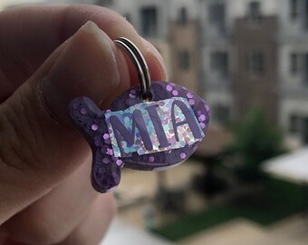 Mała, 1-calowa zawieszka w kształcie ryby dla kotów - personalizowana i niestandardowa żywica