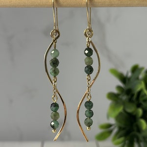 Pendientes colgantes de esmeraldas africanas: joyería bañada en oro de 14 quilates