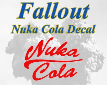 Może przedstawiać: Naklejka Fallout Nuka Cola z czerwonym logo Nuka Cola w stylizowanym kroju pisma na czarno-białym obrazie chmury grzybowej.