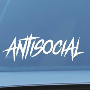 Puede incluir: Pegatina de vinilo blanco con la palabra "ANTISOCIAL" en una fuente estilizada, aplicada en la ventana trasera de un coche.