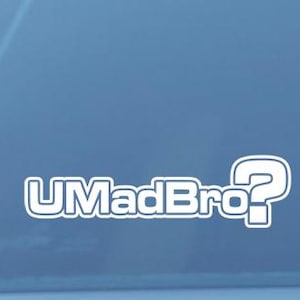 Puede incluir: Una pegatina de vinilo blanca con el texto "UMadBro?" en la ventana trasera de un coche azul.