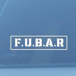 Puede incluir: Una pegatina de vinilo blanco con el texto "F.U.B.A.R." en una fuente militar, aplicada en la ventana trasera de un coche.