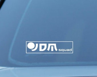 Può includere: Adesivo per finestrino di auto bianco con un cerchio e il testo "JDM squad" in bianco.