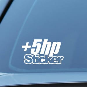 Pode incluir: Adesivo de vinil branco com o texto " +5hp Sticker" em uma janela de carro azul.