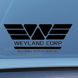 Może przedstawiać: Czarno-biała naklejka z logo Weyland Corp. Logo przedstawia stylizowane skrzydła z tekstem "Weyland Corp" i "Building Better Worlds" poniżej.