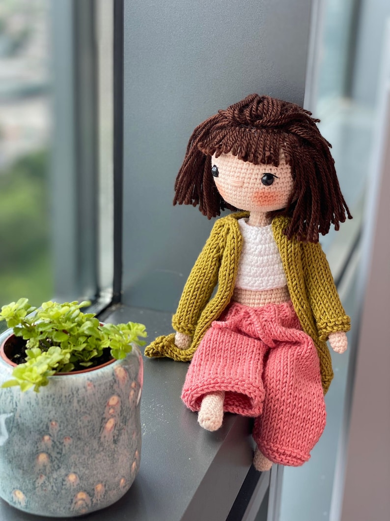 Paris Cool CITY GIRL Noël cadeau d'anniversaire Bébé poseable miniature Éducation à la diversité Jouet naturel unique en forme de fil de fer pour poupée au crochet June