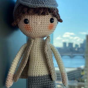 Boston REGALO PER RAGAZZI / Adulti / Bambini Bambola ecocompatibile fatta a mano Puppet Amigurumi. Giocattolo all'uncinetto. Baby shower unico. Artista. Elegante Gilbert immagine 2