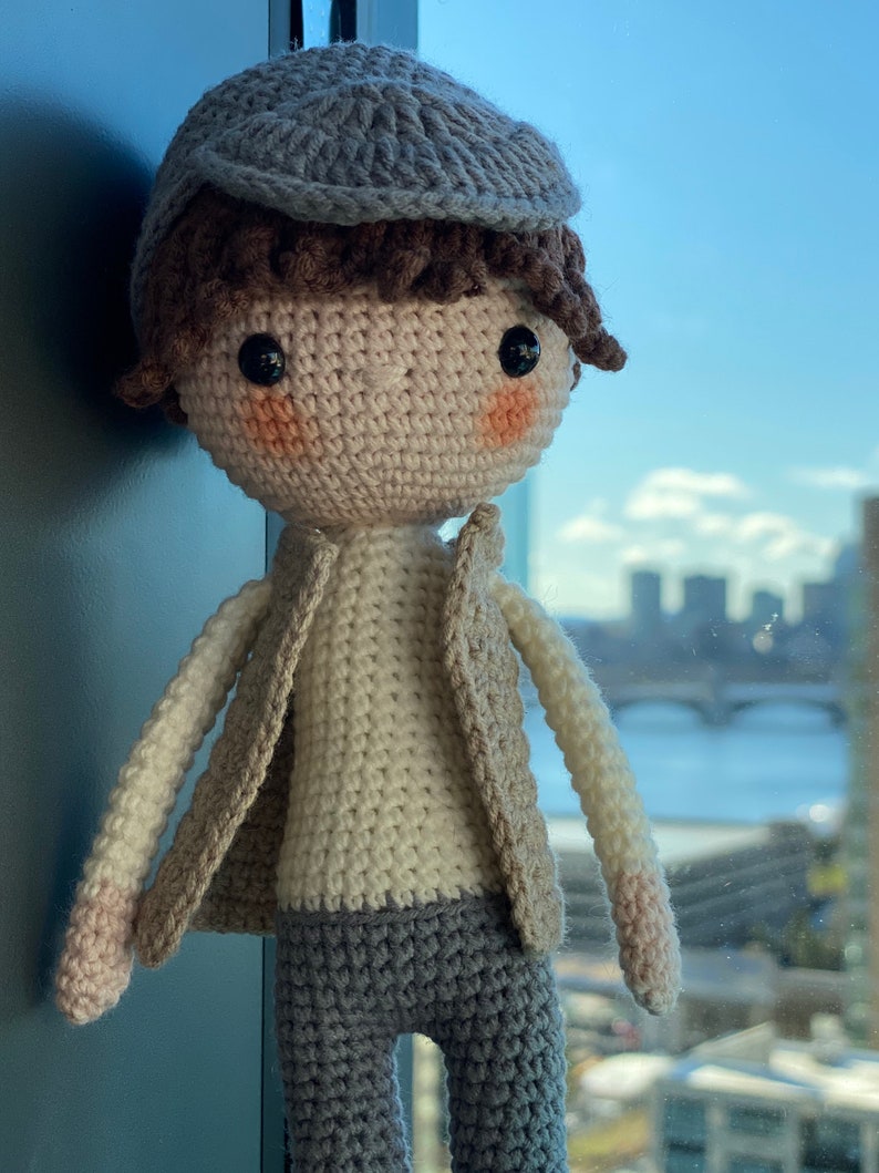 Boston REGALO PER RAGAZZI / Adulti / Bambini Bambola ecocompatibile fatta a mano Puppet Amigurumi. Giocattolo all'uncinetto. Baby shower unico. Artista. Elegante Gilbert immagine 2