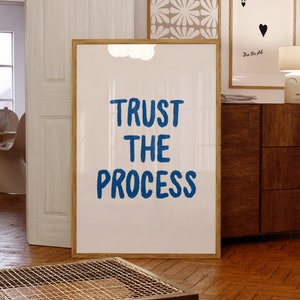 Lita på processen-tryck, blåvit konst, handskriven citatkonst, blå digital nedladdning, motiverande citat, inspirerande utskrivbar konst