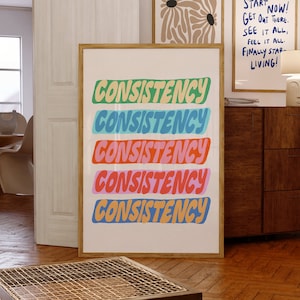 Puede incluir: Un póster motivacional con la palabra "CONSISTENCY" repetida cinco veces en una fuente retro colorida. Cada palabra es de un color diferente: verde, azul, azul claro, rosa y naranja.