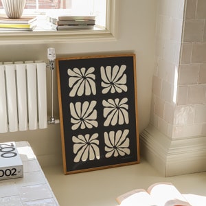 Impresión de margaritas en blanco y negro, arte de pared de los años 70, flores abstractas, arte de pared de mediados de siglo, cartel de flores neutras, decoración de pared retro, cartel floral