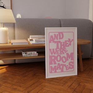 Ed erano coinquilini Poster, arte da parete retrò rosa, poster per coinquilini, arte da parete divertente, divertente arredamento per dormitorio, arte da parete per coinquilini, arte rosa e bianca