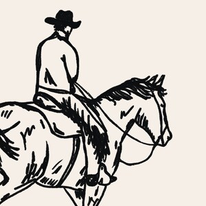 Op de afbeelding: Een zwart-witte lijntekening van een cowboy die op een paard rijdt. De cowboy draagt een hoed en een lange jas. Het paard rent en heeft een lange manen.
