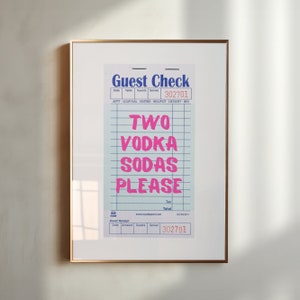 K&ouml;nnte beinhalten: Ein blauer und wei&szlig;er Gastcheck mit dem Text "Guest Check" oben. Der Check hat ein Rastermuster und der Text "TWO VODKA SODAS PLEASE" ist in Pink geschrieben. Die Servicenummer lautet 302701.