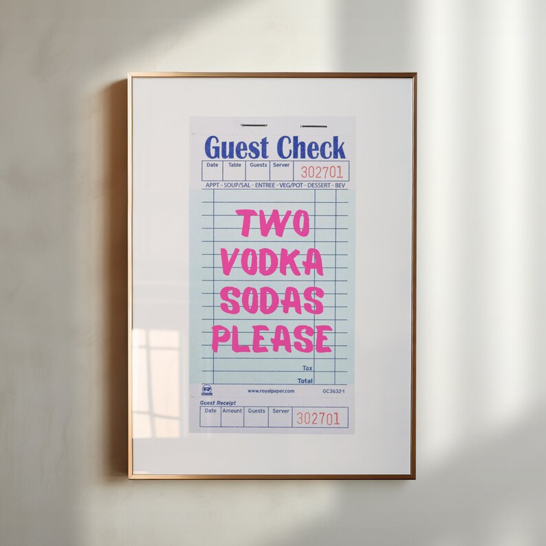 K&ouml;nnte beinhalten: Ein blauer und wei&szlig;er Gastcheck mit dem Text "Guest Check" oben. Der Check hat ein Rastermuster und der Text "TWO VODKA SODAS PLEASE" ist in Pink geschrieben. Die Servicenummer lautet 302701.