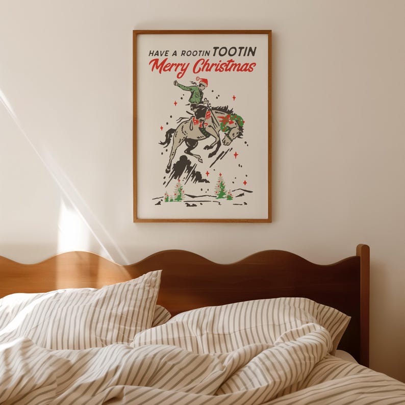 Puede incluir: Un estampado enmarcado con el texto "Have a Rootin Tootin Merry Christmas". La imagen presenta a un vaquero montando un caballo, con un gorro de Pap&aacute; Noel y una chaqueta verde. La obra de arte tiene un estilo vintage y retro.