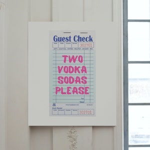 K&ouml;nnte beinhalten: Ein blauer und wei&szlig;er Gastcheck mit dem Text "Guest Check" und "Two Vodka Sodas Please" in Pink. Der Check hat die Servicenummer 302701.