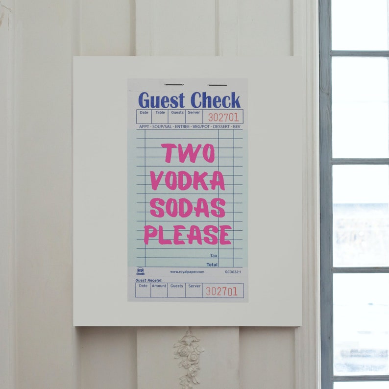 K&ouml;nnte beinhalten: Ein blauer und wei&szlig;er Gastcheck mit dem Text "Guest Check" und "Two Vodka Sodas Please" in Pink. Der Check hat die Servicenummer 302701.