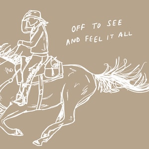 Pu&ograve; includere: Un disegno a linea di un cowboy a cavallo con il testo "Off to see and feel it all".