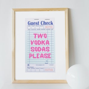 K&ouml;nnte beinhalten: Ein blauer und wei&szlig;er Gastcheck mit dem Text "Guest Check" und "Two Vodka Sodas Please" in Pink. Die Checknummer lautet 302701.