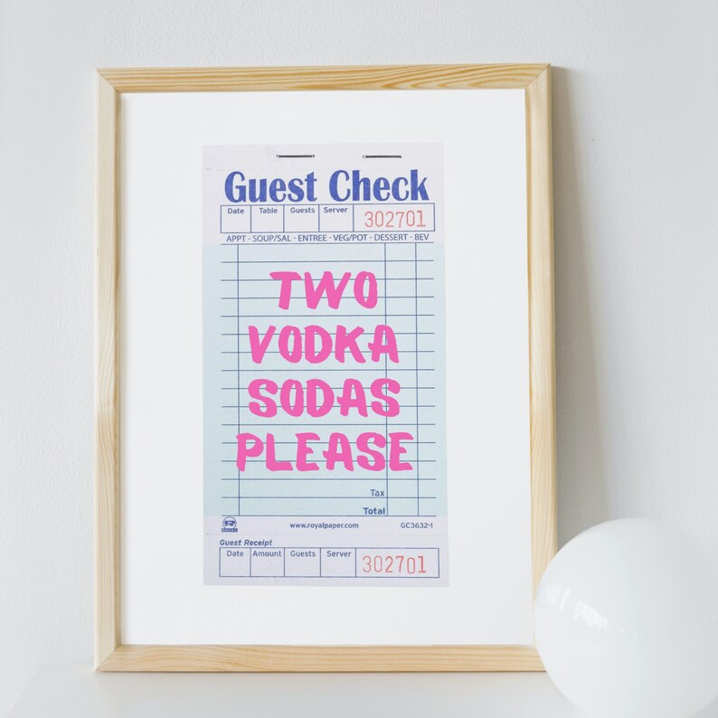 K&ouml;nnte beinhalten: Ein blauer und wei&szlig;er Gastcheck mit dem Text "Guest Check" und "Two Vodka Sodas Please" in Pink. Die Checknummer lautet 302701.