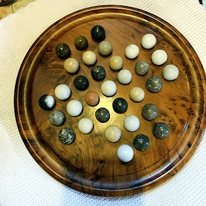Juego de solitario de mármol hecho a mano de madera de Thuya marroquí tablero marroquí hecho a mano con bolas de mármol pieza única de decoración del hogar de madera hecha a mano.