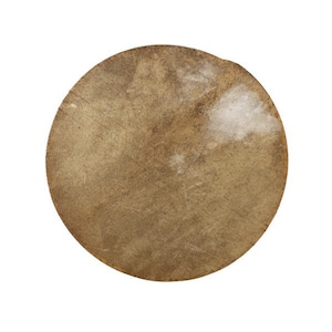 Peut inclure: Une peau de tambour ronde de couleur brun clair avec une forme légèrement irrégulière. La peau de tambour est en cuir naturel et a une texture légèrement rugueuse.