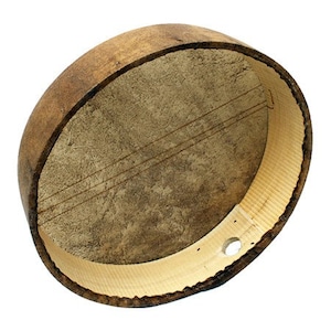 Peut inclure: Un tambourin rond en bois avec une peau en cuir brun clair. Le tambourin a une finition en bois naturel et est maintenu ensemble par des clous métalliques.