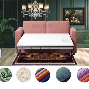 Puede incluir: Un sofá cama de tela rosa con un colchón blanco y un marco de metal negro. El sofá cama está sentado en una alfombra de color púrpura oscuro con un patrón colorido. La alfombra tiene un borde dorado. Hay cinco muestras de tela en la imagen: verde, floral, multicolor, azul y morado.