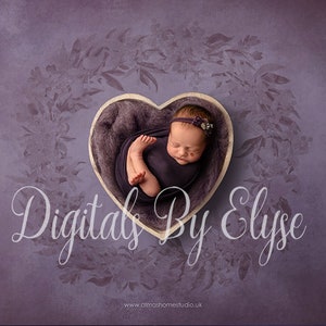Puede incluir: Una recién nacida duerme en una cesta con forma de corazón, envuelta en una manta morada. La cesta está rodeada de un diseño floral sobre un fondo morado. El texto "Digitals By Elyse" y "www.pimashometudio.uk" son visibles en la parte inferior de la imagen.