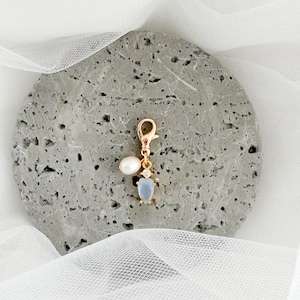 Charm de mariée quelque chose de bleu | Pendentif en cristal bleu perle naturelle | Quelque chose de bleu en cristal pour la mariée | Cadeau de mariage
