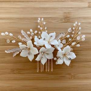ゴールドブライダルヘアコーム | クレイフラワーパールヘッドピース | ウェディングヘアアクセサリー | 花嫁ジュエリーギフト