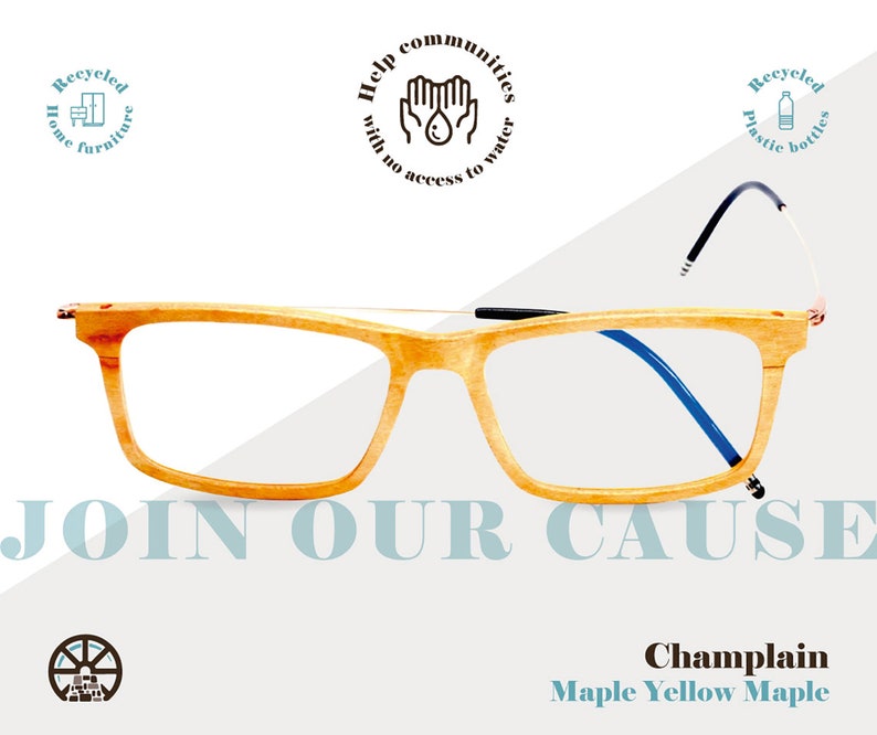 K&ouml;nnte beinhalten: Holzbrille mit blauem und schwarzem B&uuml;gel. Die Brille ist aus Champlain Maple Yellow Maple Holz gefertigt. Der Text "JOIN OUR CAUSE" ist unter der Brille gedruckt. Im Hintergrund befinden sich drei kreisf&ouml;rmige Logos, jedes mit einer anderen Botschaft zum Thema Nachhaltigkeit. Die Logos sind: "Recycled home furniture", "Help communities with no access to water", und "Recycled plastic bottles".