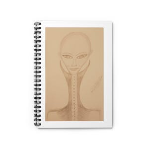 Op de afbeelding: Spiraalgebonden notitieboek met een sepia-getinte potloodtekening van een gestileerd menselijk gezicht met een lange nek. Het kunstwerk is minimalistisch, met fijne lijnen en schaduwen. De witte rand van het notitieboek omlijst het kunstwerk.
