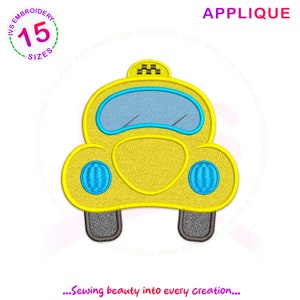 Puede incluir: Aplique de taxi amarillo de dibujos animados con un parabrisas azul, faros y ruedas. El taxi tiene un techo a cuadros blanco y negro y la palabra "TAXI" en la parte superior.