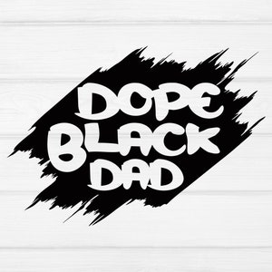 Op de afbeelding: Zwart-wit grafisch ontwerp met de tekst "Dope Black Dad" in een wit penseelschrift op een zwarte achtergrond.