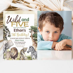 Puede incluir: Una invitación de cumpleaños con temática de la selva. La invitación presenta una foto de un niño pequeño, un león, un elefante, una jirafa y una cebra. El texto de la invitación dice "Wild and Five, Join us to celebrate Ethan's 5th Birthday!" e incluye la fecha, la hora y la ubicación de la fiesta.