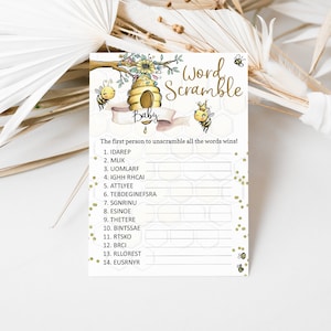 Può includere: Un gioco di baby shower stampabile con un alveare e api. Il gioco si chiama "Word Scramble" e le istruzioni sono di riordinare le parole. Le parole sono elencate con i numeri da 1 a 14.